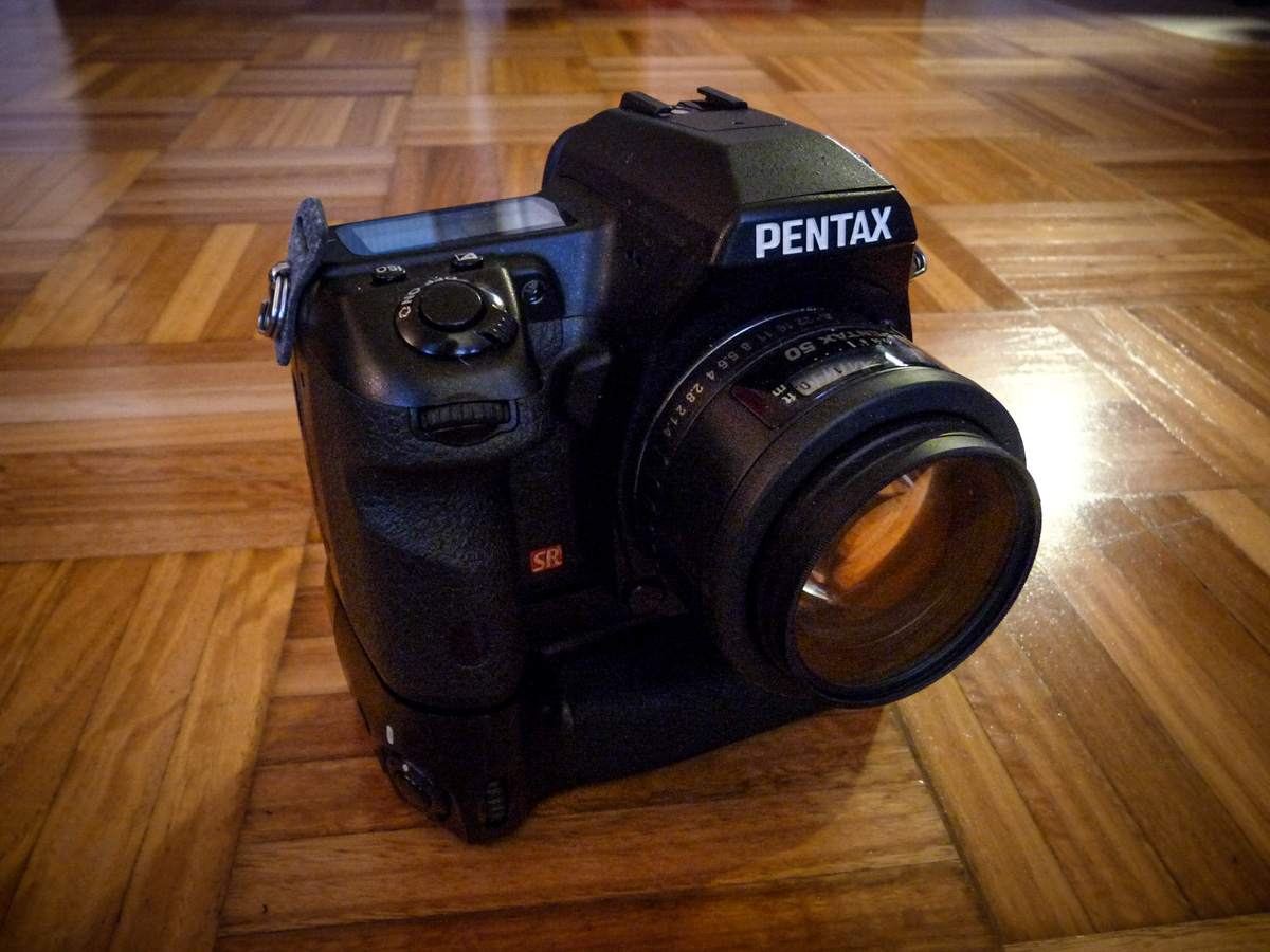 Pentax-Kamera mit Batteriegriff