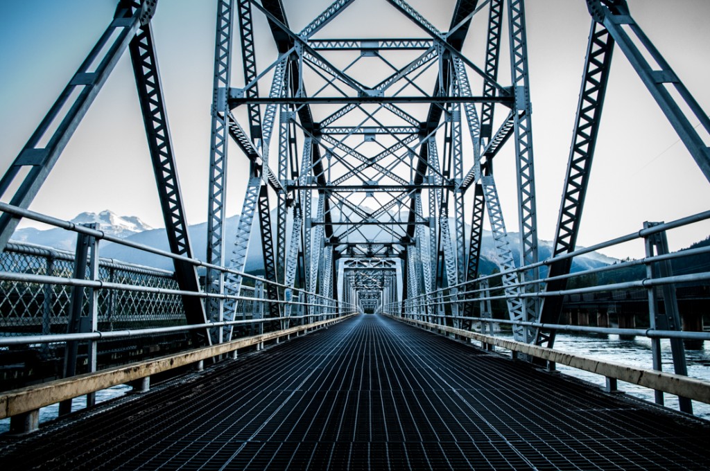 Eine Architekturfotografie einer kanadischen Eisenbahnbrücke aus Stahl