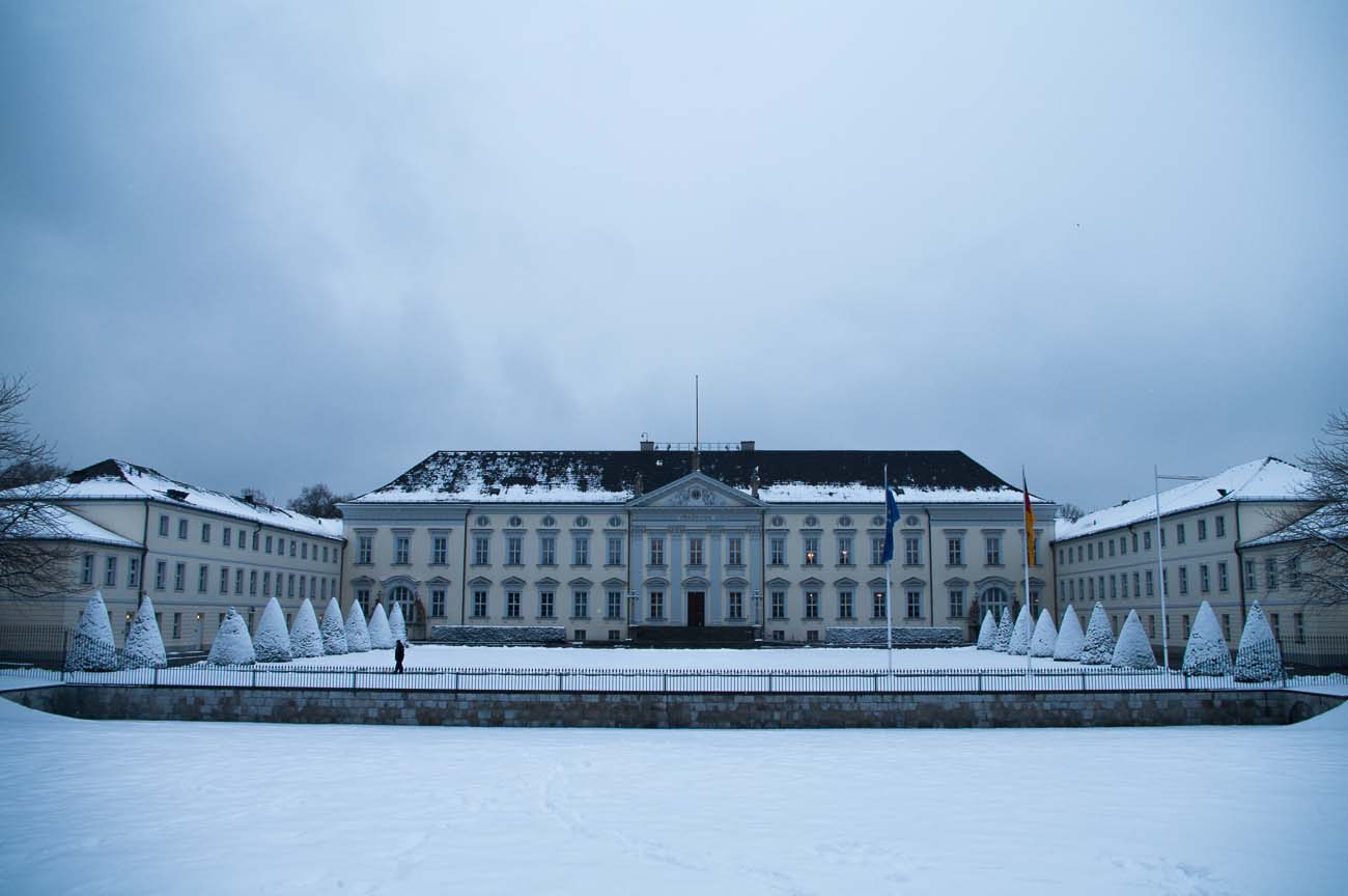Schloss Bellevue des Bundespräsidenten im Winter mit viel Schnee davor