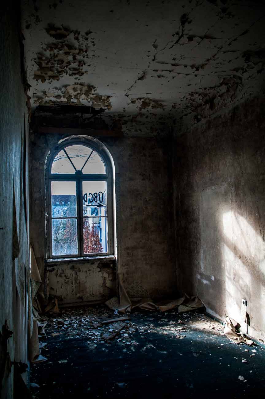 Ein Lost Place in Berlin: Verrottetes Zimmer in einem Hotel