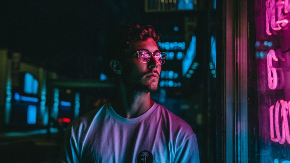 Portraitfotografie eines Mannes im Neonlicht