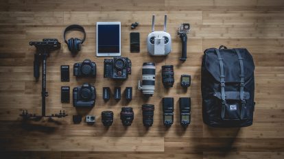 Fotografie-Equipment auf einem Tisch