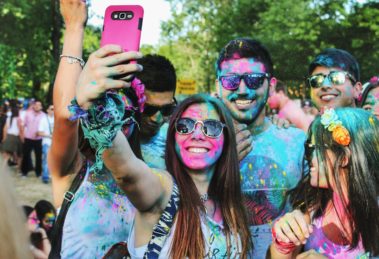 Gruppe macht Selfie mit dem Handy