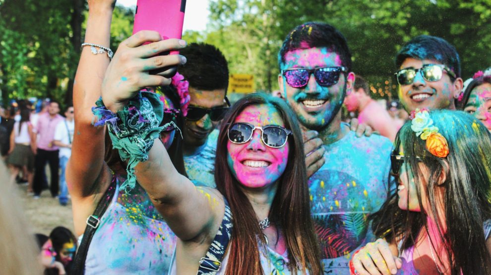 Gruppe macht Selfie mit dem Handy