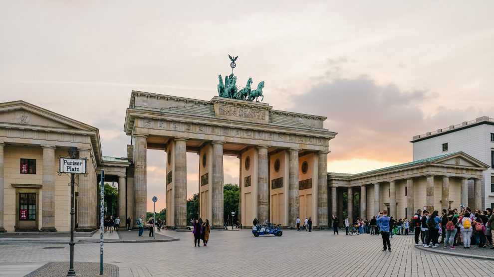 Brandenburger Tor in Berlin bei Sonnenuntergang
