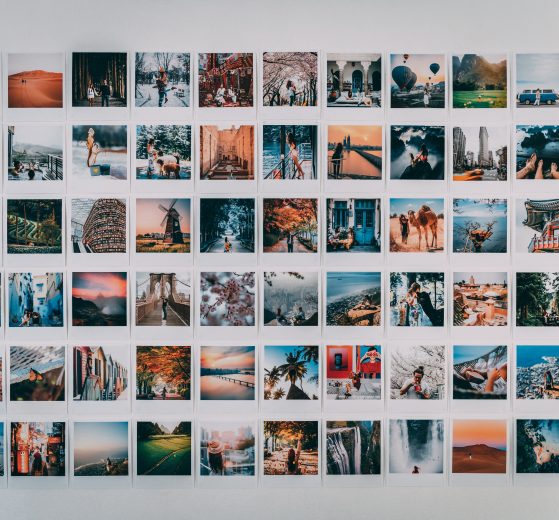 Eine Reihe von Polaroids die nebeneinanderliegen